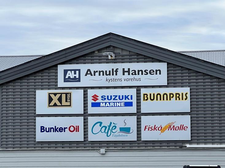 Bilde av fasadeskilt, XL-BYGG, Suzuki Marine, BUNNPRIS, Bunker Oil, Café, Fiskå Mølle