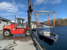 Løft av aluminiumsbåt