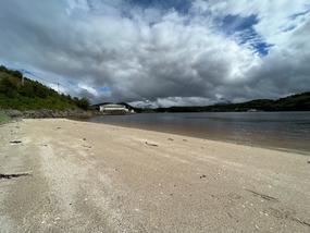 Hvit badestrand på Vågaholmen på Helgelandskysten.
