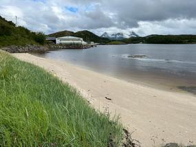 Hvit badestrand på Vågaholmen på Helgelandskysten.
